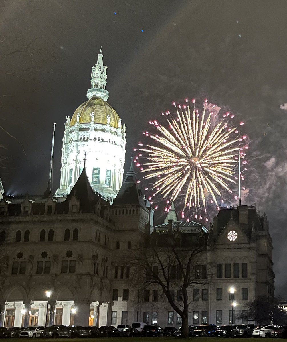 Beautiful, clear night for fireworks here in #Hartford. Show for kids & earlybirds going on right now - next show when the clock strikes midnight. And #FirstNight events and performances all the way through. Happy New Year!