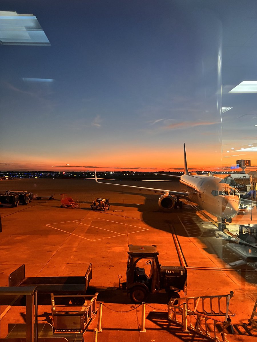 Pattibuns's tweet photo. ⁦@AmericanAir⁩ ✈️ Excited to fly the friendly skies back to DCA tonight. Happy New Year’s Eve… last flight of 2023 💫 https://t.co/waYdzY1cTm