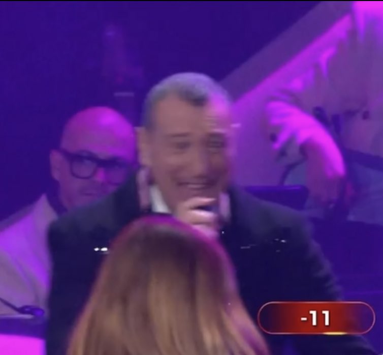 Cinguetterai's tweet photo. Non ho mai visto Amadeus più agitato di così, nemmeno con Bugo e Morgan o il tizio della cipolla.
Lui preoccupatissimo che saltasse il momento più clou, il conto alla rovescia, per colpa della “Bellissima” di Annalisa

#LAnnoCheVerrà https://t.co/gIVoKLWdgZ