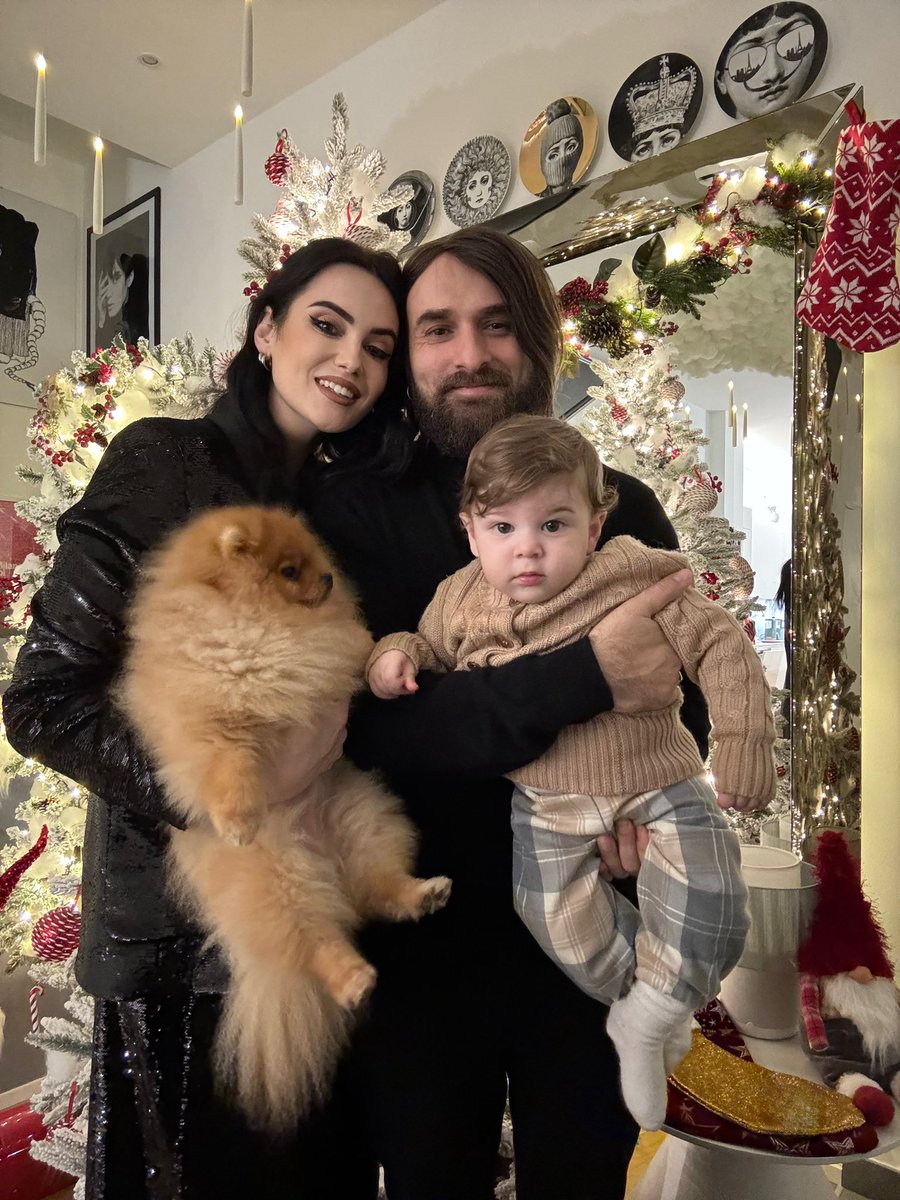 Buon 2024 a tutti! ❤️🎉 Che il nuovo anno sia pieno di gioia, serenità e amore. Che ogni giorno sia un’avventura, ricca di sorrisi e realizzazioni. Grazie per essere stati parte del nostro 2023, e non vediamo l’ora di condividere tanti momenti speciali insieme nel 2024! 🌟