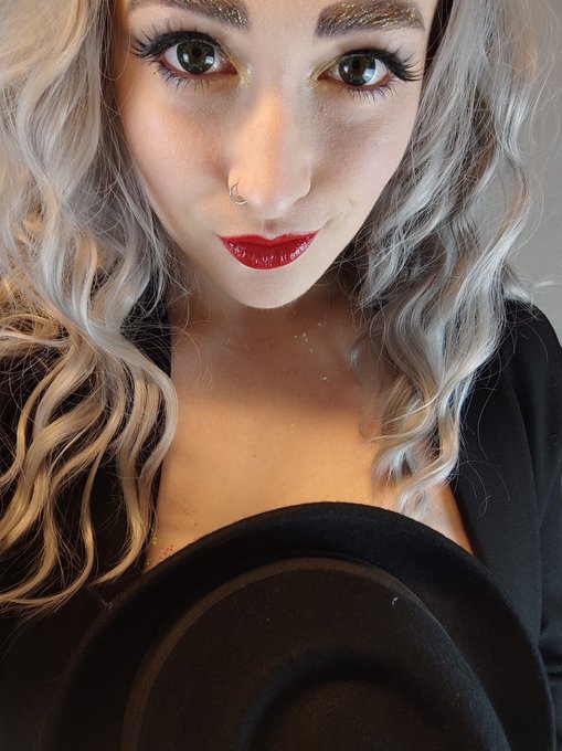 Bonne ann&eacute;e !! 😘😘😘😜 Et la sant&eacute; surtout, c'est le plus important 😘 https://t.co/C3V1bdiEI0<a href="/tag/cam4"class="tags"><span>#cam4</span></a><a href="/tag/fetishday"class="tags"><span>#fetishday</span></a>