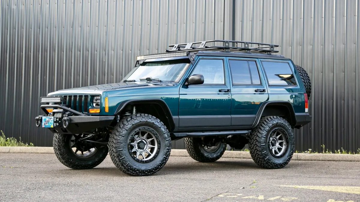 A Jeep Cherokee. I loved that thing.