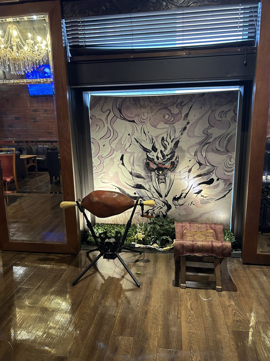 GosStop's tweet photo. 12月30.31日で東京行ってきた！
モンハン酒場が最大の目的で、
めっちゃ楽しかった🥳🎉

隣の席の少年と協力して高級お食事券ゲット💪
次回以降、1ヶ月が有効期限…いや、1ヶ月以内には来れないなぁ🤣

店内装飾も料理も、当たり前だけど、
モンハンだった😆✨
また来るぞーヽ(´▽｀)/

#モンハン酒場 https://t.co/5MbzwNINxl