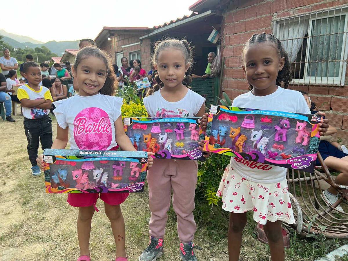fvemprende's tweet photo. 🎉 ¡En la Comunidad del Valle de la Gloria, #Guatire, #Miranda, #Venezuela estamos haciendo magia hoy! 🌟 Celebramos el último día de #2023 llevando alegría a los niños con una #parranda navideña y regalos especiales. 🎁 https://t.co/d6ckkLAxDB