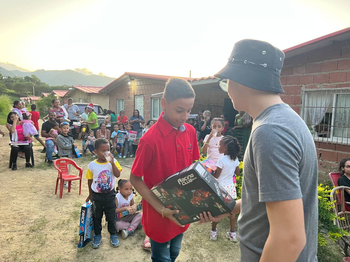 fvemprende's tweet photo. 🎉 ¡En la Comunidad del Valle de la Gloria, #Guatire, #Miranda, #Venezuela estamos haciendo magia hoy! 🌟 Celebramos el último día de #2023 llevando alegría a los niños con una #parranda navideña y regalos especiales. 🎁 https://t.co/d6ckkLAxDB