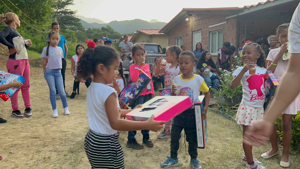 fvemprende's tweet photo. 🎉 ¡En la Comunidad del Valle de la Gloria, #Guatire, #Miranda, #Venezuela estamos haciendo magia hoy! 🌟 Celebramos el último día de #2023 llevando alegría a los niños con una #parranda navideña y regalos especiales. 🎁 https://t.co/d6ckkLAxDB