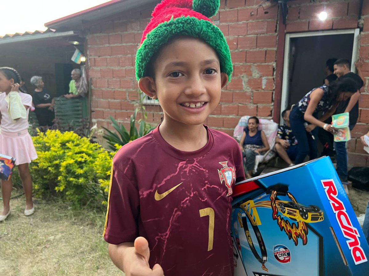 fvemprende's tweet photo. ¡Despedimos este año con amor y comenzamos el #2024 con bendiciones y felicidad! 🙌 #ComunidadUnida #CompartiendoFelicidad #ActitudMillonaria #FundaciónVenezuelaEmprende #VenezuelaEmprende https://t.co/0Y87zRV71q