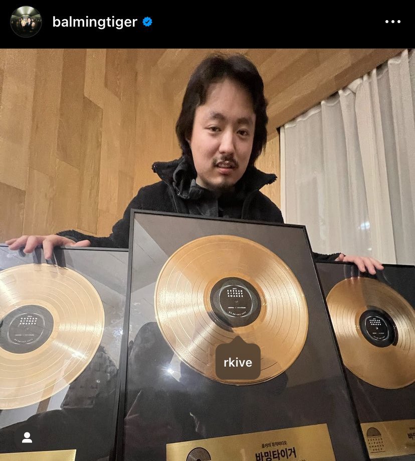 KNJsSource's tweet photo. #rkive2023 ‘SEXY NUKIM’ by Balming Tiger and RM won both categories for which they were nominated at Korean Hip Hop Awards 2023.

🏆 Music Video Of The Year
🏆Collaboration Of The Year 

#RM #방탄소년단RM #김남준 #BTSRM https://t.co/GVgNOcErSi