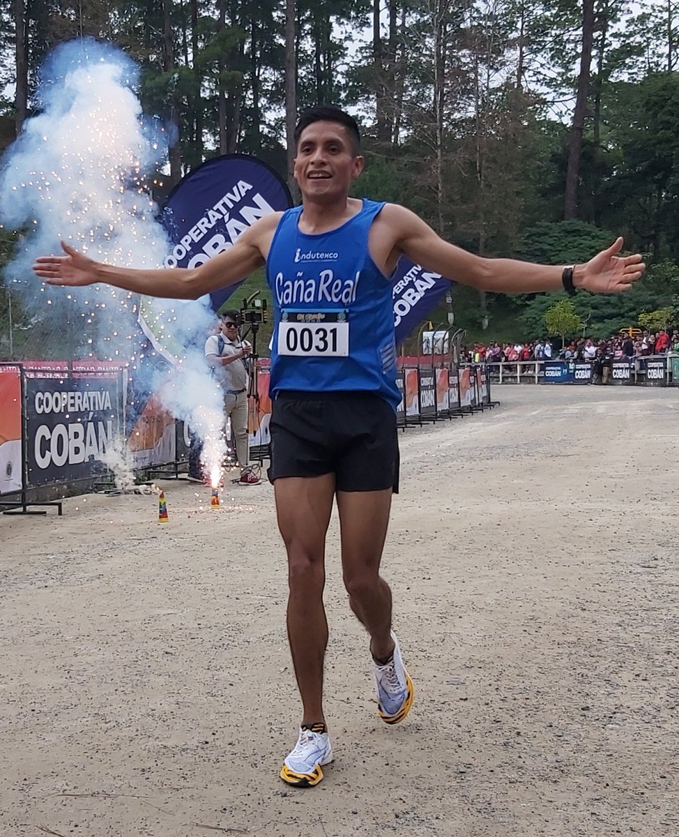 Mario Pacay y Blanca Chub triunfaron en la San Silvestre de Cobán.