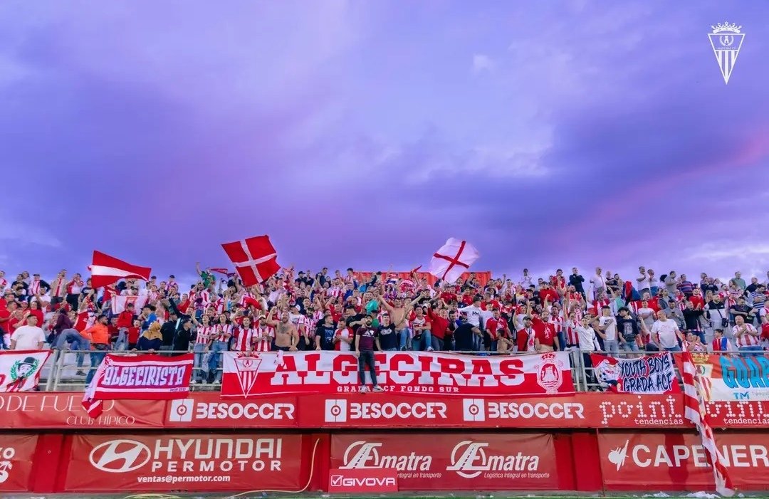Feliz 2024 a toda la familia algecirista. Atrás queda un año de crecimiento profesional siguiendo al equipo de mi corazón, sigamos disfrutando de esta pasión juntos ❤️🤍🎙️