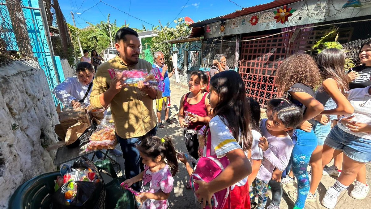 davidfuentesnt's tweet photo. En estas últimas dos semanas del 2023 he podido compartir un momento de alegría con niños y niñas de 2 comunidades del municipio de Santa Ana. 

Pudimos compartir quiebra de piñatas, dulces, entrega de juguetes y un delicioso sorbete. 

¡Es nuestro tiempo de un mejor El Salvador! https://t.co/TkKHd8fsuI