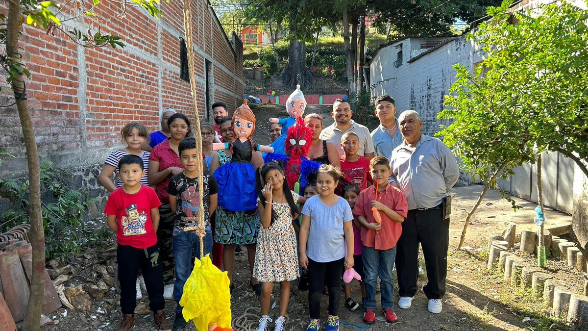 davidfuentesnt's tweet photo. En estas últimas dos semanas del 2023 he podido compartir un momento de alegría con niños y niñas de 2 comunidades del municipio de Santa Ana. 

Pudimos compartir quiebra de piñatas, dulces, entrega de juguetes y un delicioso sorbete. 

¡Es nuestro tiempo de un mejor El Salvador! https://t.co/TkKHd8fsuI