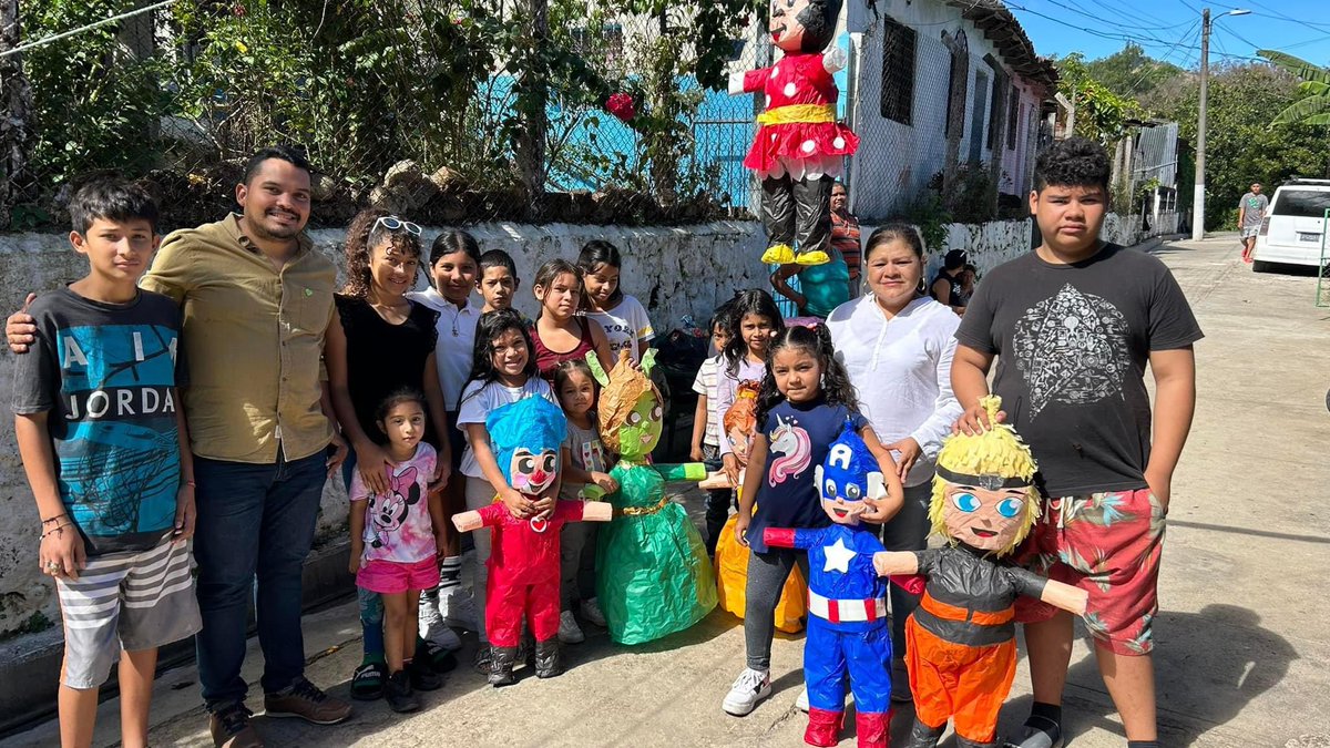 davidfuentesnt's tweet photo. En estas últimas dos semanas del 2023 he podido compartir un momento de alegría con niños y niñas de 2 comunidades del municipio de Santa Ana. 

Pudimos compartir quiebra de piñatas, dulces, entrega de juguetes y un delicioso sorbete. 

¡Es nuestro tiempo de un mejor El Salvador! https://t.co/TkKHd8fsuI