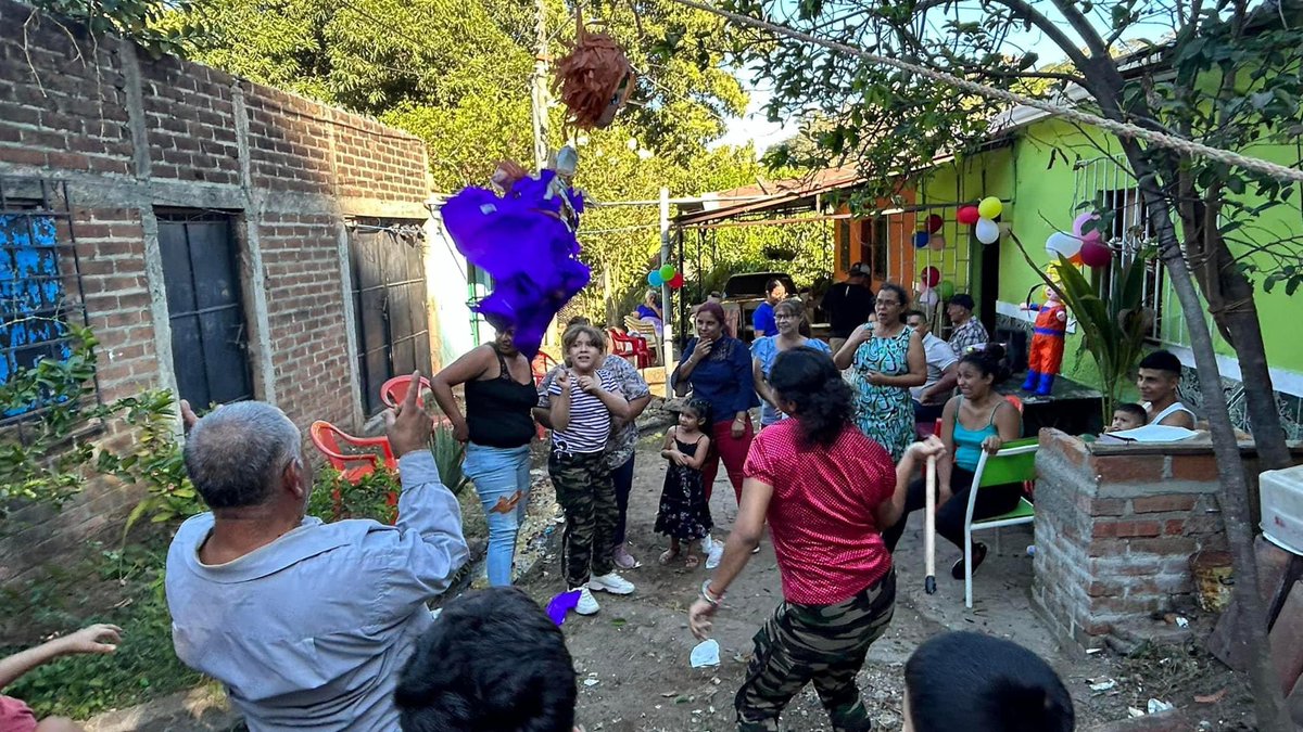 davidfuentesnt's tweet photo. En estas últimas dos semanas del 2023 he podido compartir un momento de alegría con niños y niñas de 2 comunidades del municipio de Santa Ana. 

Pudimos compartir quiebra de piñatas, dulces, entrega de juguetes y un delicioso sorbete. 

¡Es nuestro tiempo de un mejor El Salvador! https://t.co/TkKHd8fsuI