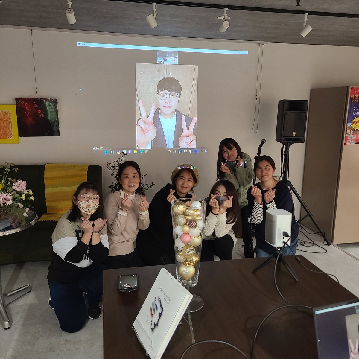 kproflex's tweet photo. @soulcry ファンと忘年会。8年前、はじめてお会いして今まで。大阪、岡山、岐阜、蒲郡など遠いところから来て頂きました。年賀状を韓国語で書き、最後には韓国料理まで。特別ゲスト@artist_kihyun まで。楽しい時間でした。お土産！ありがとうございました。 https://t.co/IATe1s8emN