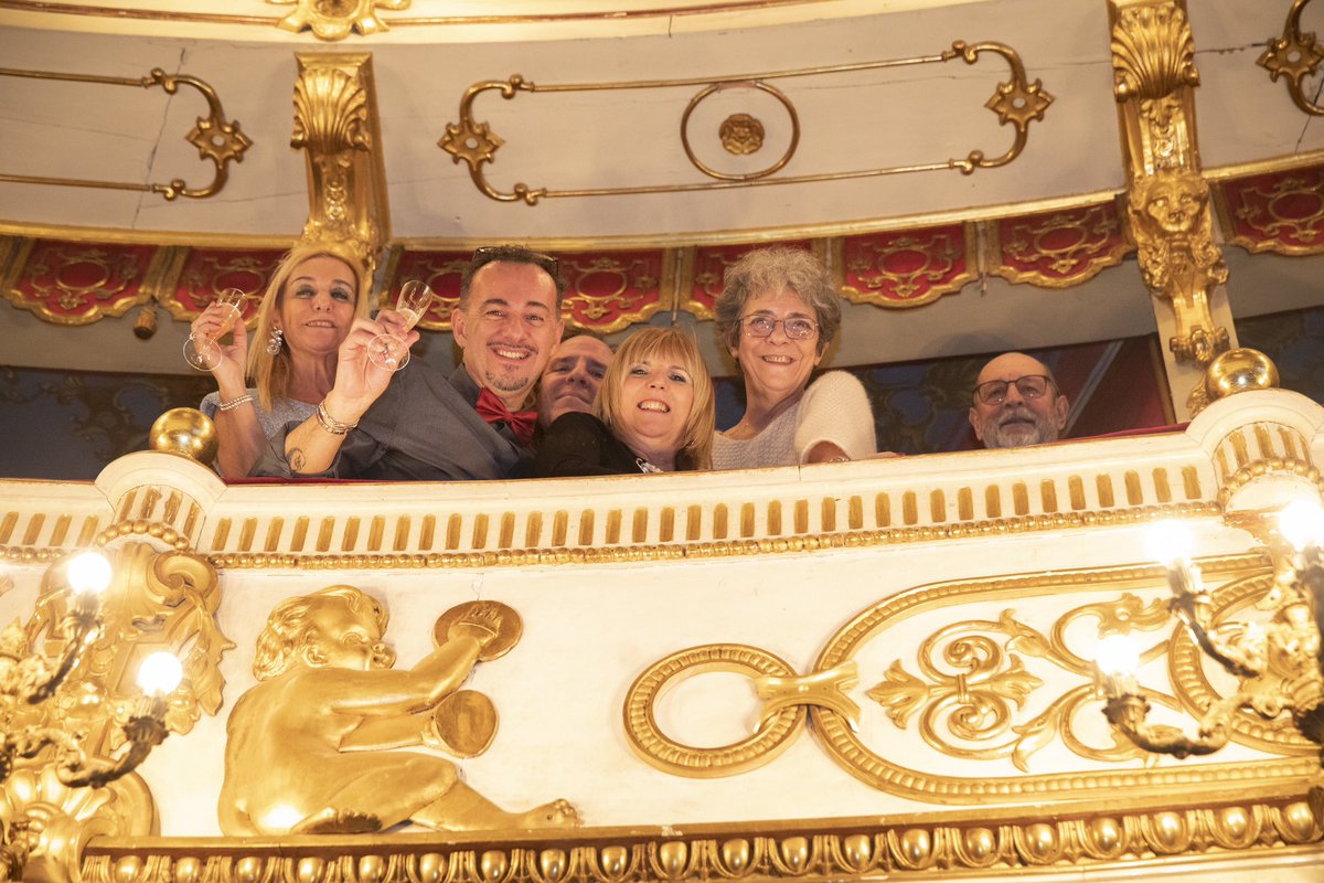 RegioParma's tweet photo. Dal Regio in festa, buon 2024 🥂✨🎉 Vi auguriamo un anno di gioia e serenità, un anno di pace per tutti, pieno di musica e di emozioni da vivere insieme ♥️🎶

#capodannoalregio #happynewyear #2024 https://t.co/uJxjX7k02r