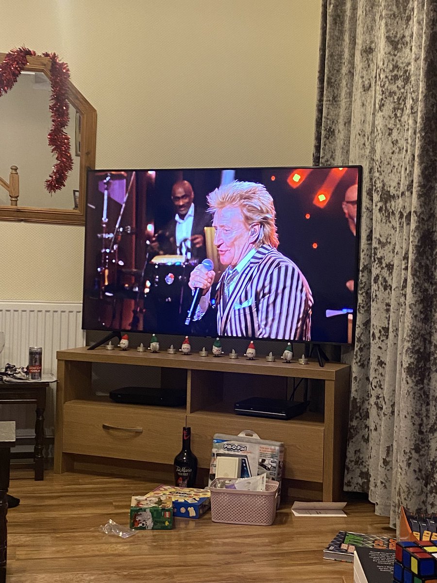 jo_claxton's tweet photo. Ice hockey on a Thursday and the hootenanny on a Sunday! @rodstewart @DiscoStew94 @MKLightningIHC https://t.co/PWBbecksk5