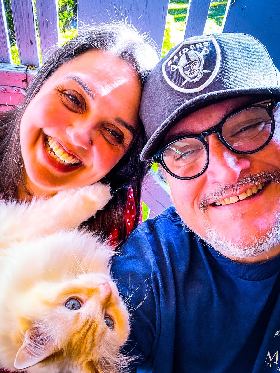 JVPehrson's tweet photo. Sara, Jasper and I are wishing you all a very Happy New Year!! Love to you, and yours! @SaraMPayan @plantedwithsara @furthurband #furthur #BoxSet #love #music #HappyNewYear #GratefulDead #GDFam #CannabisCommunity https://t.co/z16TiH3zoj