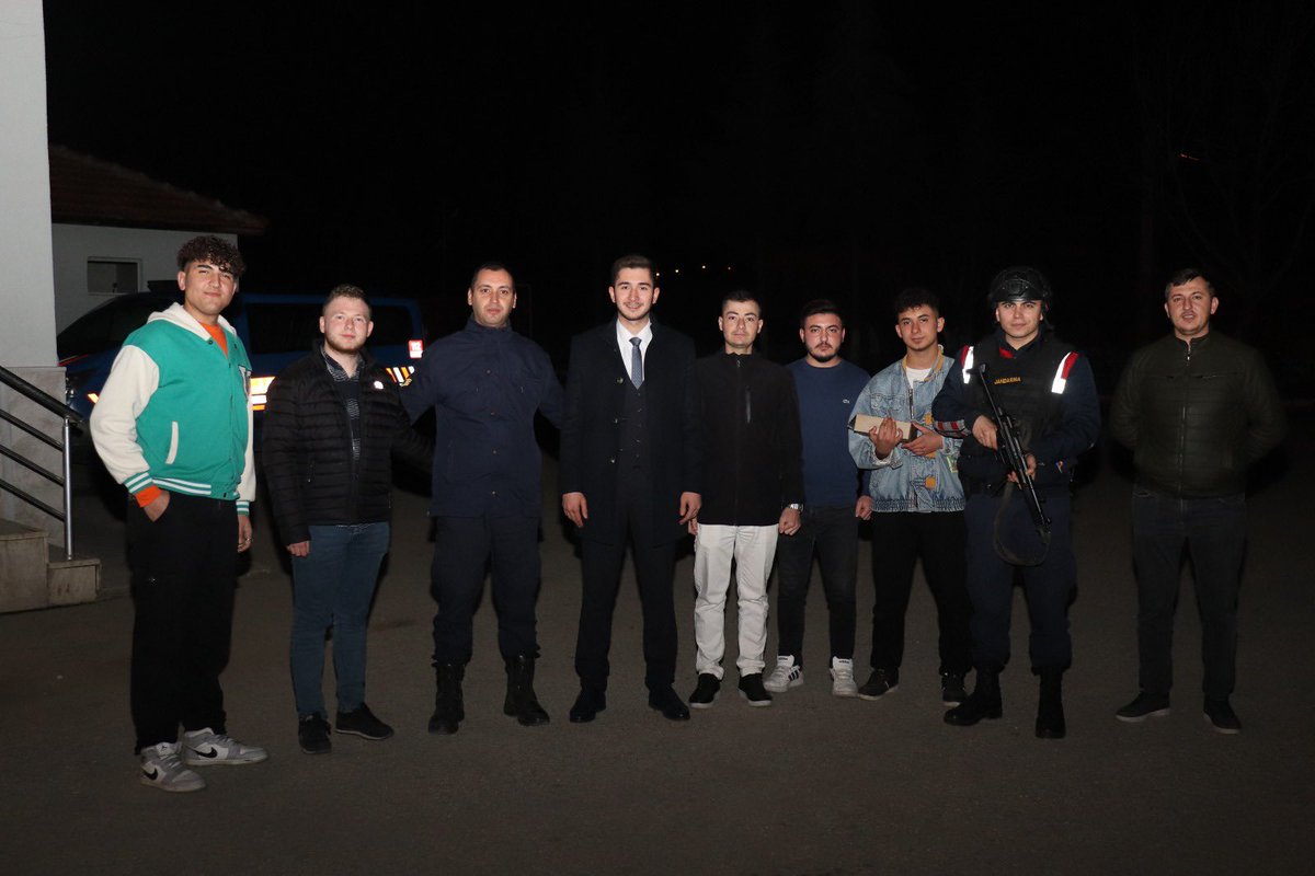 AkgenclikKula45's tweet photo. 📍Kula Devlet Hastanesi 
📍İlçe Emniyet Müdürlüğü 
📍Bölge Trafik İstasyon Amirliği
📍İtfaiye Müfrezesi
📍İlçe Jandarma Komutanlığı 

2024’e mesai mefhumu gözetmeden bizler için çalışan fedakar kahramanlarımız ile girdik…🇹🇷🇹🇷 https://t.co/LmRHScOmQq