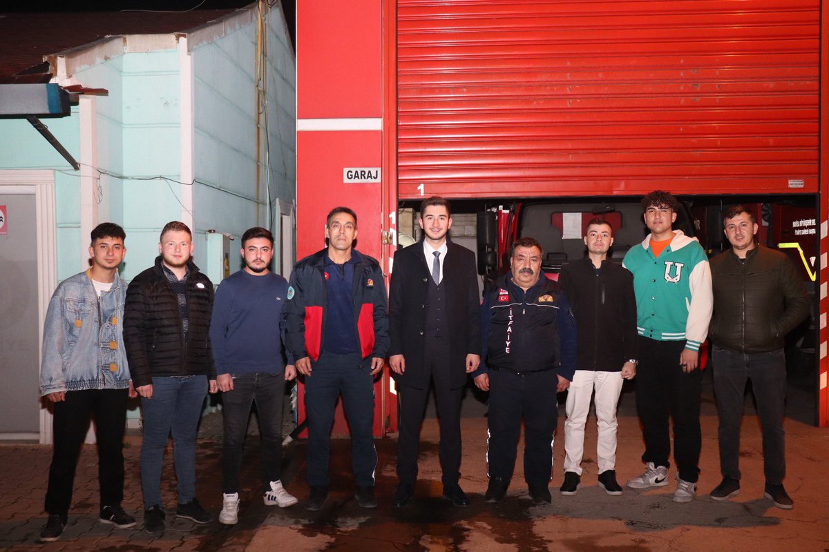 AkgenclikKula45's tweet photo. 📍Kula Devlet Hastanesi 
📍İlçe Emniyet Müdürlüğü 
📍Bölge Trafik İstasyon Amirliği
📍İtfaiye Müfrezesi
📍İlçe Jandarma Komutanlığı 

2024’e mesai mefhumu gözetmeden bizler için çalışan fedakar kahramanlarımız ile girdik…🇹🇷🇹🇷 https://t.co/LmRHScOmQq
