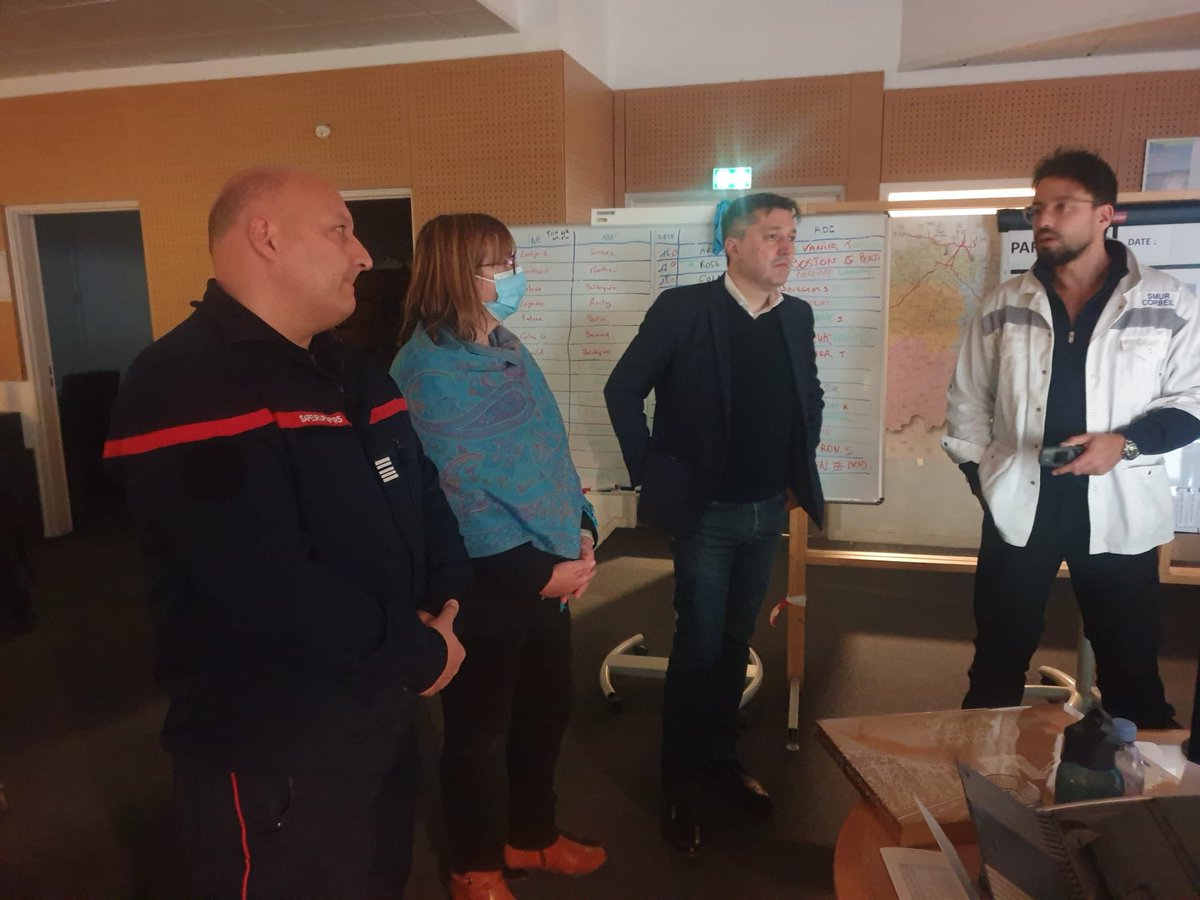 Prefet91's tweet image. #REVEILLON2023 #AvosCôtés @prefet91 s’est rendu avec @ARS_IDF au centre hospitalier du sud francilien #CHSF à @Corbeil91100 et au centre d’appel du @sdis91 et du @SUdF_Officiel #SAMU91 pour marquer son soutien aux personnels engagés pendant cette soirée