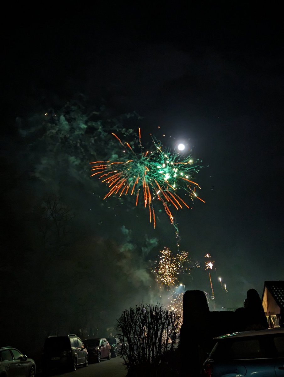 Frohes Neues! hoffe ich werde nicht dafür gecancelt das unsere Nachbarn knallen qwq ✨🎆