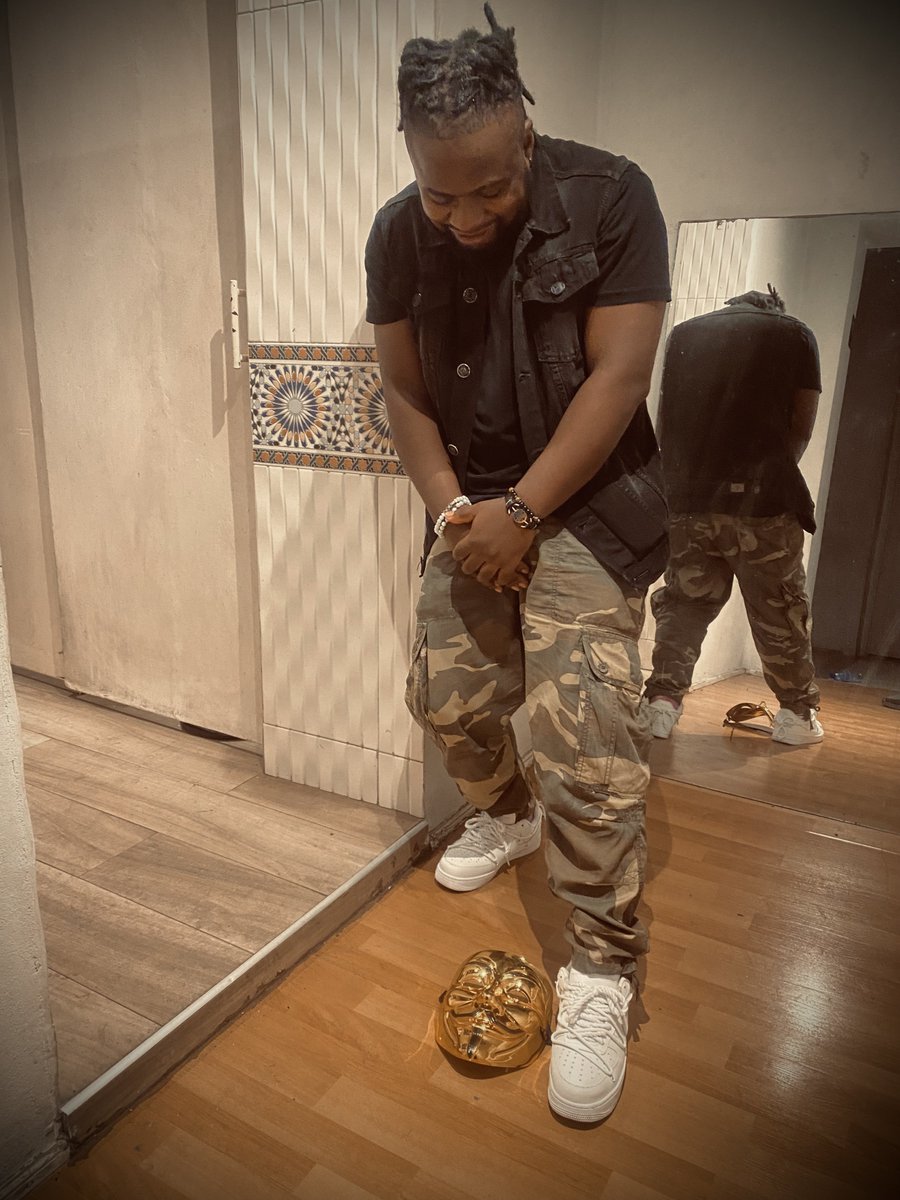 Jerryy2794's tweet photo. #Thelastpic

Bòn ane lafanmi kote anpil nan nou pase 365/365 la ak yon mask 😷 

Kote n degize yon souri dèyè nèt la, pandan kontidyen n amè ke lalwa 

Men n jwenn yon rezon pou n reziste, mèsi pou chak souri n pataje ansanm nan ane an ❤️✨.

#OPAKCONCERT https://t.co/doFgjXMJ2x