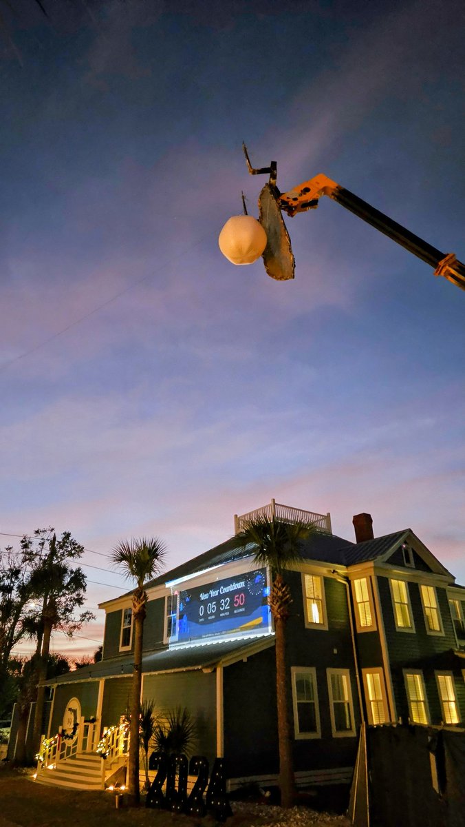BethMatuga's tweet photo. Guys, the Gibson Inn in @ApalachicolaFL is doing a PEARL DROP for NYE 🍾
Like, a giant illuminated pearl in front of a giant oyster shell 🦪
I love it so much 🥹 https://t.co/tFr69IdDhn