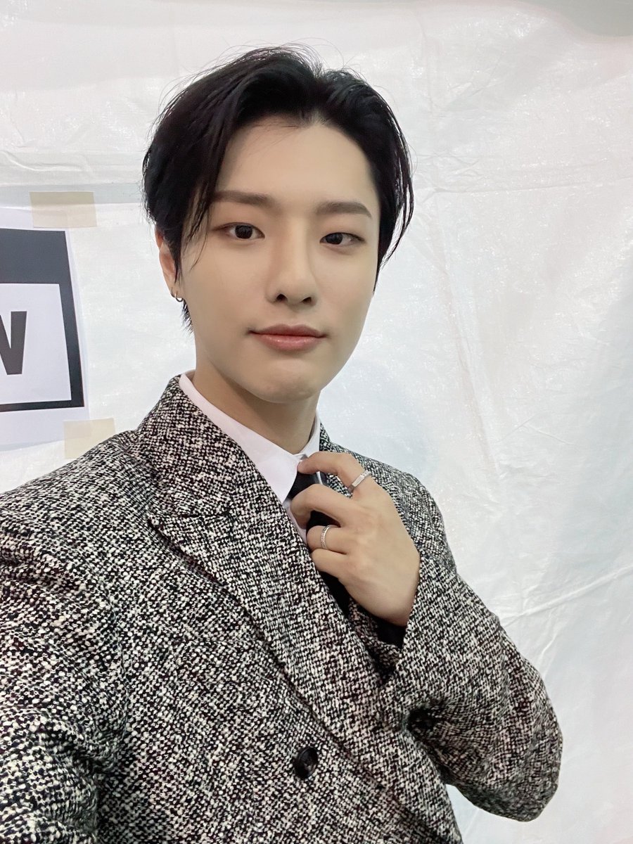 HBK98FH's tweet photo. @ open.spotify #hkgram update 📷

feliz (véspera de) ano novo, lindos! espero que tds se divirtam, que aproveitem a festa tanto quanto eu pretendo aproveitar, afinal é a minha última aqui 😭 agora eu só falo com vcs ano que vem!!❗️❗️bjs!! 🍾 #hksilver https://t.co/Bolf6yL6zo