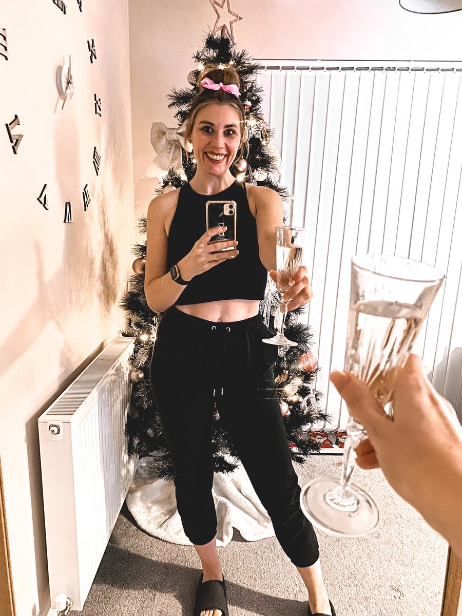 Danielle86_'s tweet photo. 𝐇𝐀𝐏𝐏𝐘 𝐍𝐄𝐖 𝐘𝐄𝐀𝐑 🥳🎉✨
Here is to 2024! 🥂 https://t.co/gePTC719sK