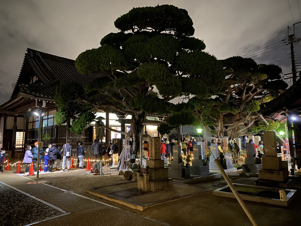 ganryuji_temple's tweet photo. 除夜の鐘
たくさんのご参拝をいただき、計233回の鐘の音がゴーン響きました。
今年もいろんな御恩を大切に過ごして参りましょう。
VRクリエイターの白鳥-hackt-さんがプロジェクションマッピングで境内を彩ってくださいました。
#堺市 #元立寺 #除夜の鐘 #鐘の音 #VR #白鳥 #hackt https://t.co/mrAqO84Ljc