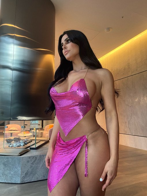 do you like my new years outfit ? https://t.co/ShZ9l7G9mz