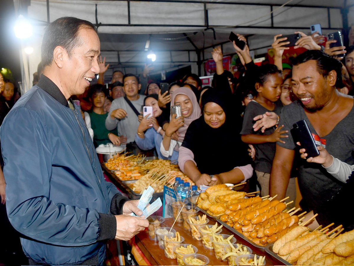 setkabgoid's tweet photo. Jelang tahun baru 2024, Presiden @jokowi menelusuri jalan sekitar Pasar Pon, Kota Surakarta, Jawa Tengah, Minggu (31/01/2023), untuk menemui masyarakat. Tampak antusiasme masyarakat menyambut kedatangan Presiden Jokowi.

#PotretKabinet
Foto: BPMI Setpres https://t.co/QdY06oESp1