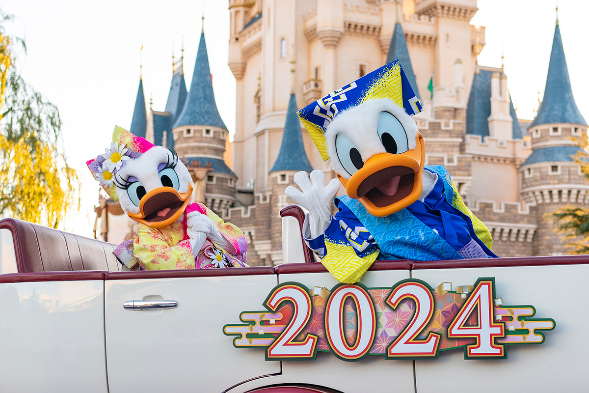 TDR_PR's tweet photo. 🎍 HAPPY NEW YEAR 2024 🎍

あけましておめでとうございます✨
#お正月 はいかがお過ごしでしょうか？

東京ディズニーリゾートは #2024年 もみなさんにお会いできることを楽しみにお待ちしています❤
素敵な1年になりますように…⭐

本年もどうぞよろしくお願いします🎵 https://t.co/CDA7HR8vOe