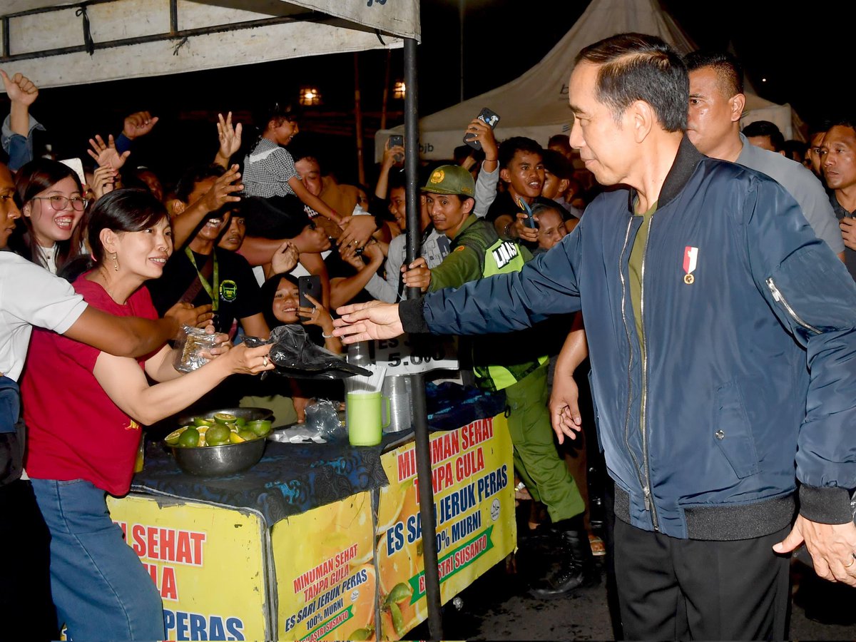 setkabgoid's tweet photo. Jelang tahun baru 2024, Presiden @jokowi menelusuri jalan sekitar Pasar Pon, Kota Surakarta, Jawa Tengah, Minggu (31/01/2023), untuk menemui masyarakat. Tampak antusiasme masyarakat menyambut kedatangan Presiden Jokowi.

#PotretKabinet
Foto: BPMI Setpres https://t.co/QdY06oESp1