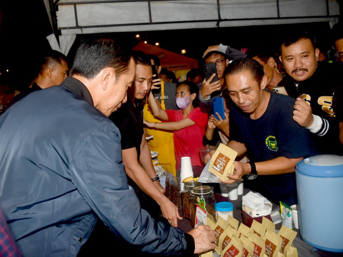 setkabgoid's tweet photo. Jelang tahun baru 2024, Presiden @jokowi menelusuri jalan sekitar Pasar Pon, Kota Surakarta, Jawa Tengah, Minggu (31/01/2023), untuk menemui masyarakat. Tampak antusiasme masyarakat menyambut kedatangan Presiden Jokowi.

#PotretKabinet
Foto: BPMI Setpres https://t.co/QdY06oESp1