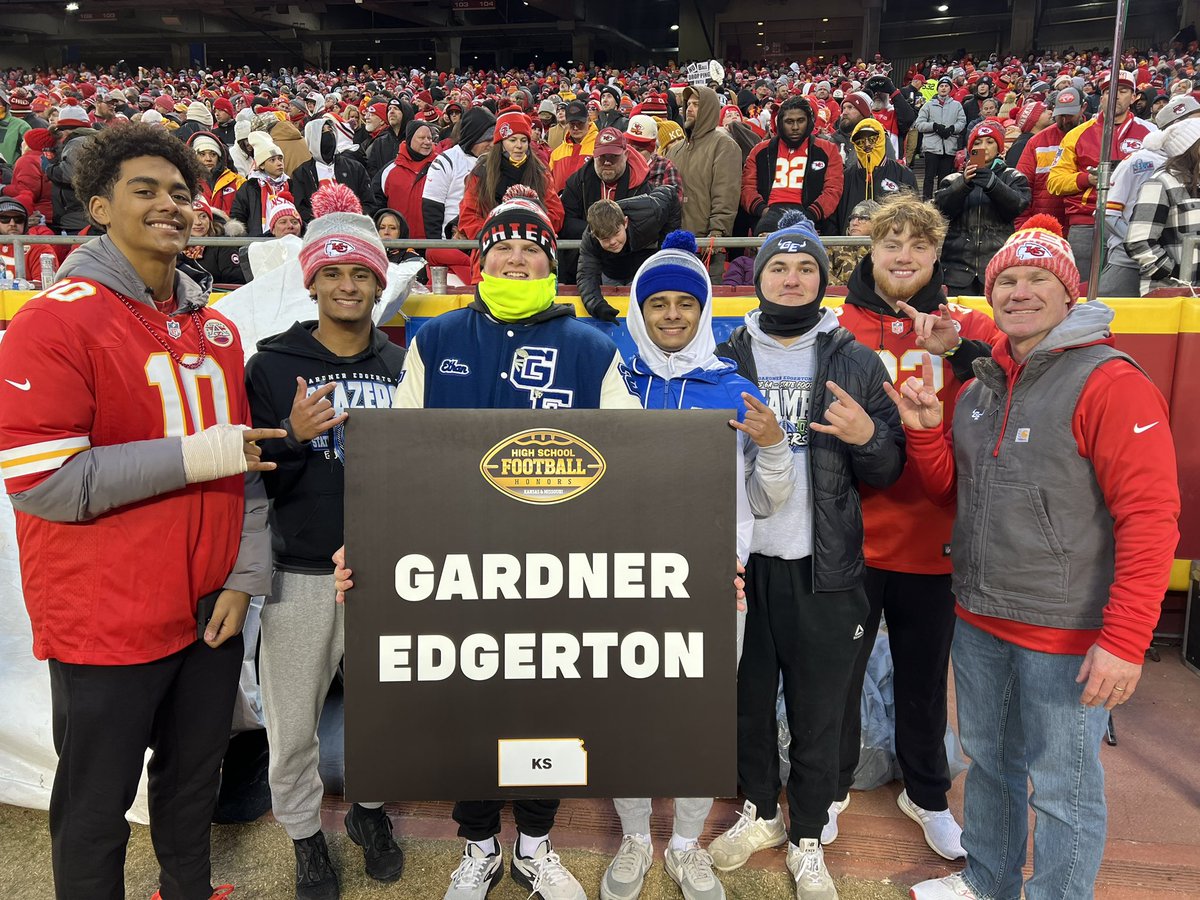CoachJesseOwen's tweet image. Thank you @Chiefs for recognizing @GETrailblazerFB State Championship season! 

Our success this past season was the result of everyone’s efforts! 2023 team was reliable, tough, &amp;amp; unselfish!
#toGEther 🤘🏈
#leGEndary 🏆🥇
@GEHSBlazers 
@GardnerEdgerton
