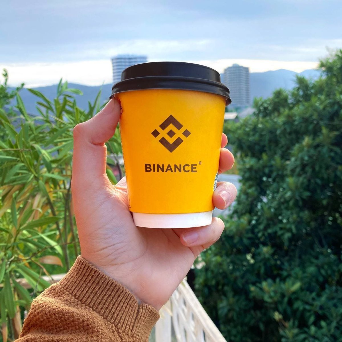 It's true that drinking coffee out of a #Binance cup gives you an extra boost of caffeine.

(I definitely didn't just make that up)

📸 <a href="/vaniko_17/">VANIKO  (Ivan)</a>