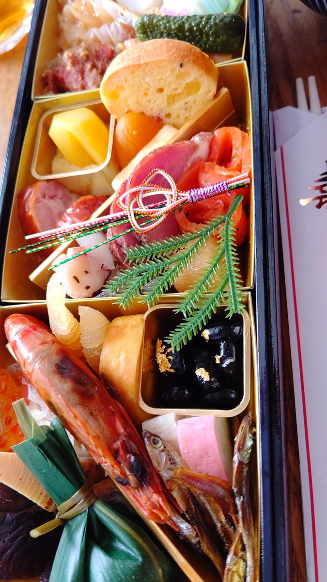 off_asami's tweet photo. 明けましておめでとうございます。
高島屋のお節料理

高島屋だったので少し不安でしたが美味しくいただけました。

でも私のお節だけブロッコリーが入っていない😫

😔新年そうそう損した気分😔 https://t.co/fMJfSWxkAP
