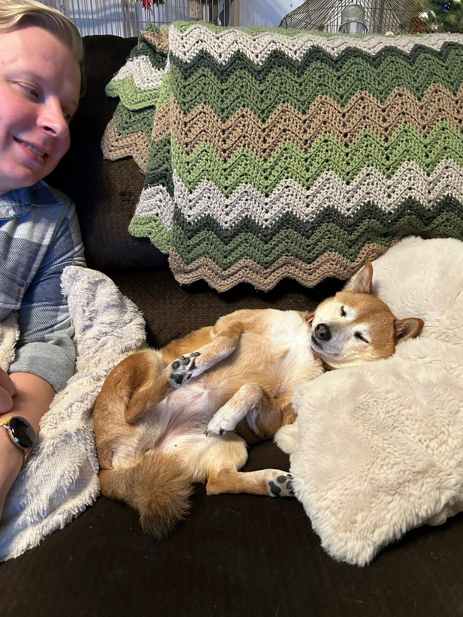 LauriLuosta's tweet photo. She can't even make it until midnight.

Happy New Year's from the Luosta's! https://t.co/wgFuVhXwtH