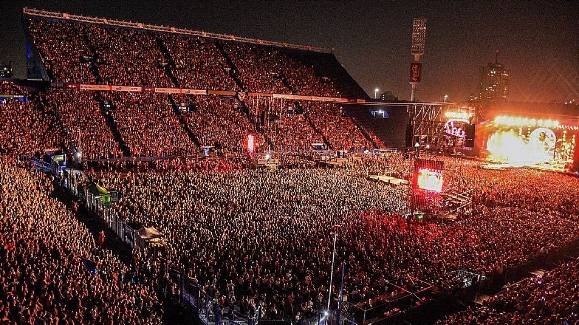 arielhugo_10's tweet photo. BRINDEMOS POR UN 2024 DONDE TODOS PODAMOS ASISTIR AL SHOW DE NUESTROS ÍDOLOS https://t.co/yJJp9RgRUR