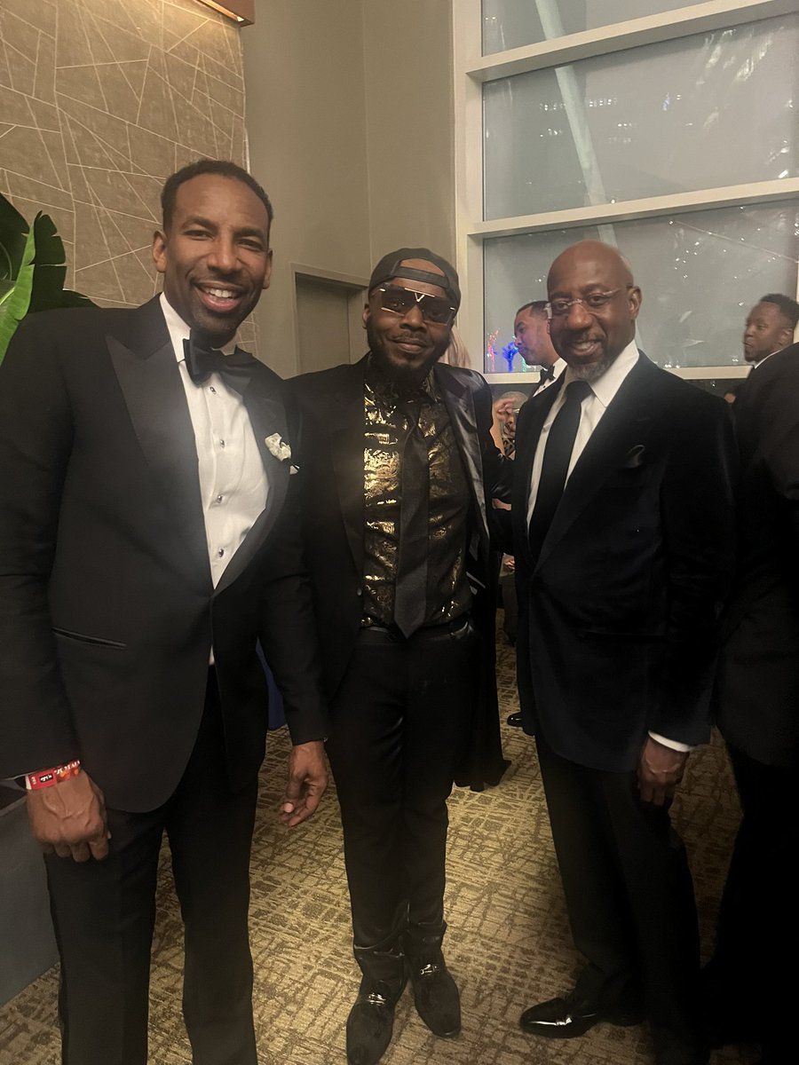A rare pic of King Wize with a couple good niggas tryna be somebody 😂