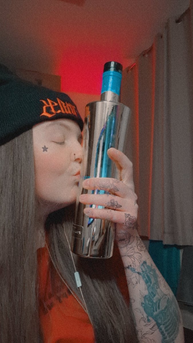 Clarkeeee6's tweet photo. NYE kiss, so special x Happy New Year everybody 🥳💅 https://t.co/umOi1luWRY