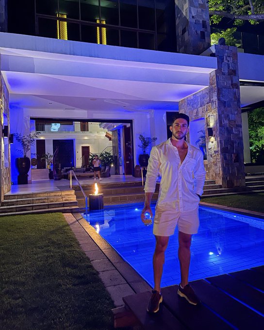 Happy New Year guys 🥂 Love you so much 🌈 https://t.co/cmH21jax49<a href="/tag/goodfriday"class="tags"><span>#goodfriday</span></a>