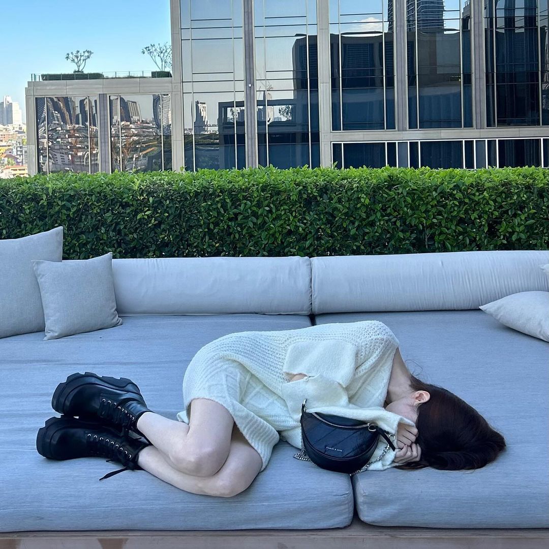 hansoheeglobal's tweet photo. #HanSohee #한소희 instagram update 

Let's play hard in the new year so that there aren't any holes
Rest when playing, work when working, and adjusting your pace is essential (+ vitamins, don't skip meals)
Be careful not to catch a cold 2024. Protect your shoulders and concentrate. Let's go