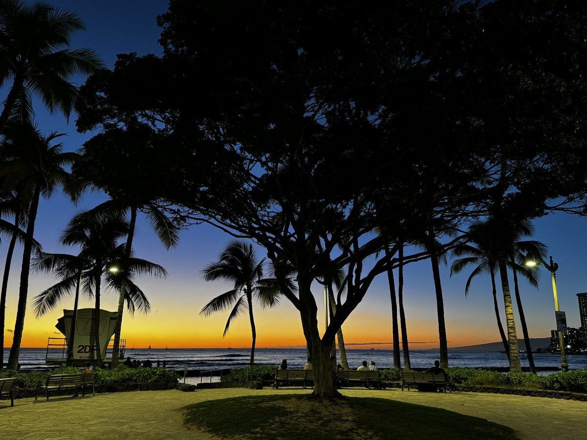 1thomasalan's tweet photo. Last Sunset of 2023 from Waikiki Beach, Honolulu Hawaii ✌️
#iPhone15ProMax #Hawaii #Sunset2023 #sunset https://t.co/az9NMS8Lm8