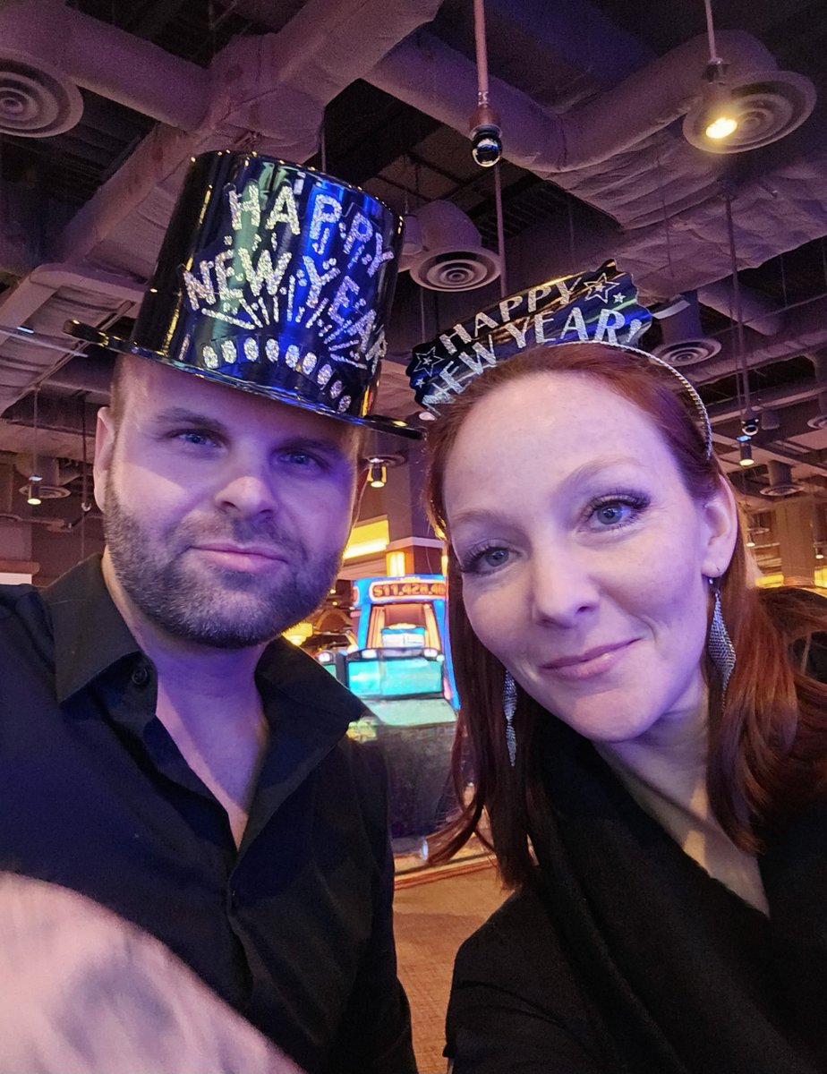 starmore_x's tweet photo. Happy New Year! Keep on rockin https://t.co/ILzTIMEoPa