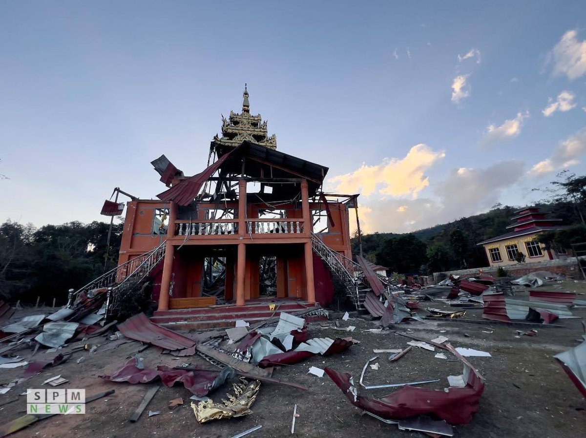 YeSoe91920267's tweet photo. Terrorist Military attacked on 2 monasteries in Manli village, #Namtu Township &amp; in Nanhunwe village, #Hsipaw Township, &amp; near Namtu Town bridge by fighter jet for 2 times, a female teacher was killed, 4 residents nearby were injured &amp; damaged monasteries on Dec 29.
#2024Jan1Coup https://t.co/UkvRpxXzqS