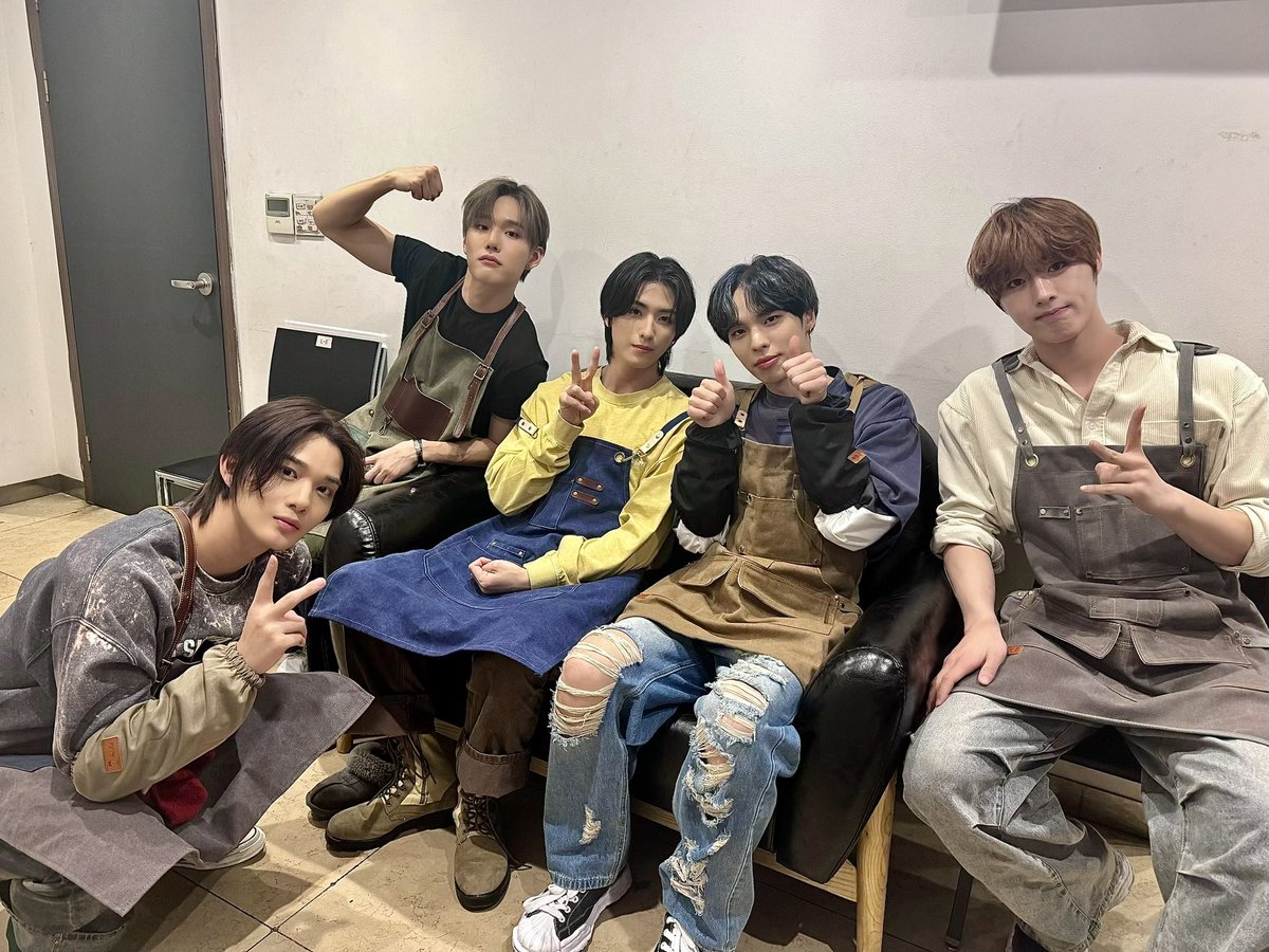 CIX_Official's tweet photo. 🎊𝐻𝒜𝒫𝒫𝒴 𝒩𝐸𝒲 𝒴𝐸𝒜𝑅 𝐹𝐼𝒳🎊

#CIX #씨아이엑스 #BX #승훈 #배진영 #용희 #현석 #HappyNewYear #HappyNewYear2024 https://t.co/mVCZCrVqel