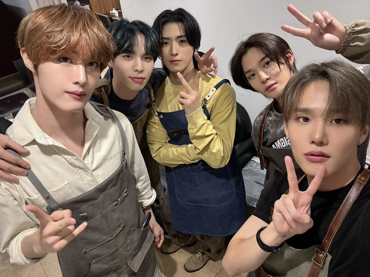 CIX_Official's tweet photo. 🎊𝐻𝒜𝒫𝒫𝒴 𝒩𝐸𝒲 𝒴𝐸𝒜𝑅 𝐹𝐼𝒳🎊

#CIX #씨아이엑스 #BX #승훈 #배진영 #용희 #현석 #HappyNewYear #HappyNewYear2024 https://t.co/mVCZCrVqel
